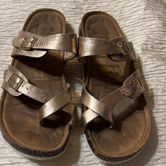 Mad Love Cross Toe Double Strap Sandals in Gold - Picture 8 of 8